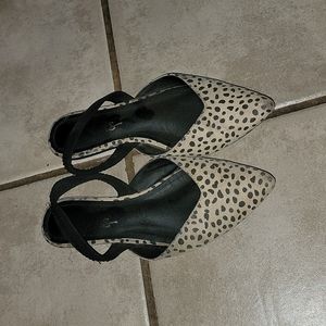 Size 6 Lulu's flats with back strap
